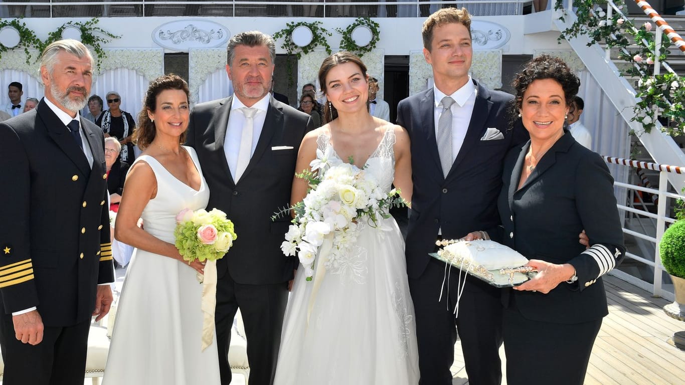 "Kreuzfahrt ins Glück": Staff-Kapitän Grimm (Daniel Morgenroth) und Hanna (Barbara Wussow) freuen sich mit zwei frisch vermählten Brautpaaren.