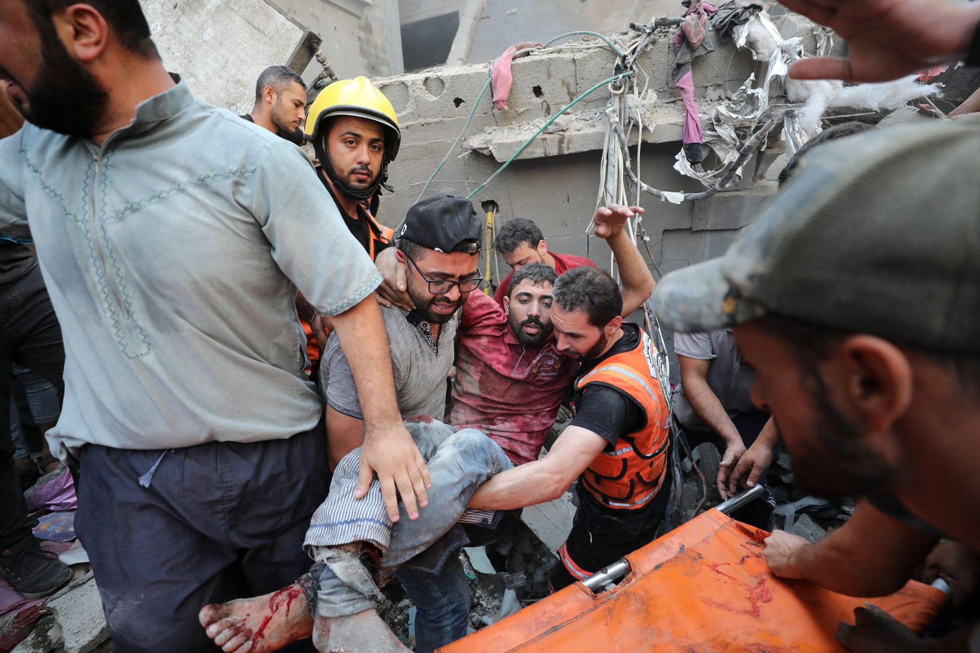 Rettungsarbeiten im Gazastreifen: Israel betont, die Zahl ziviler Opfer gering halten zu wollen. Doch Fotos und Satellitenaufnahmen belegen, dass die Luftschläge ganze Häuserreihen dem Erdboden gleichmachen.
