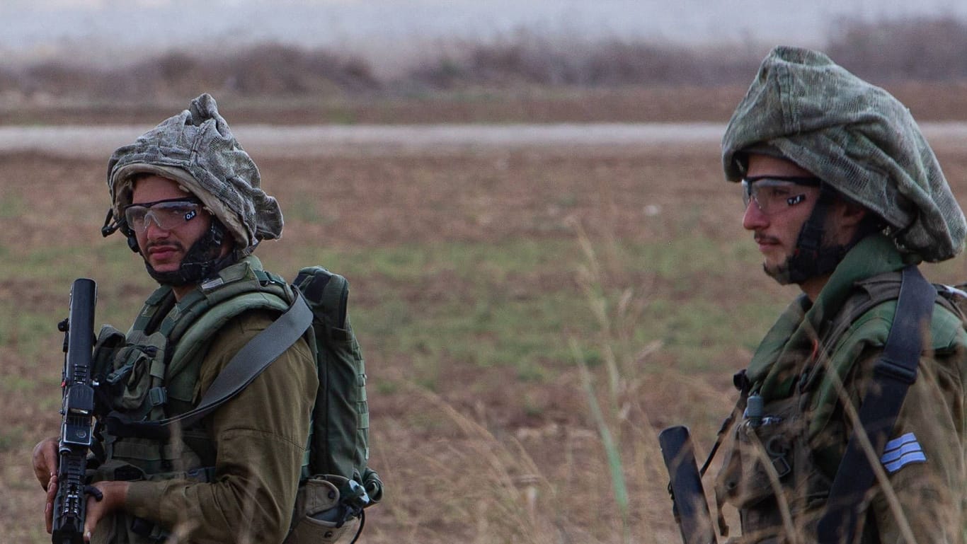 Israelische Soldaten an der Grenze zum Gazastreifen: Sie tragen eine besondere Bedeckung ihres Helmes.