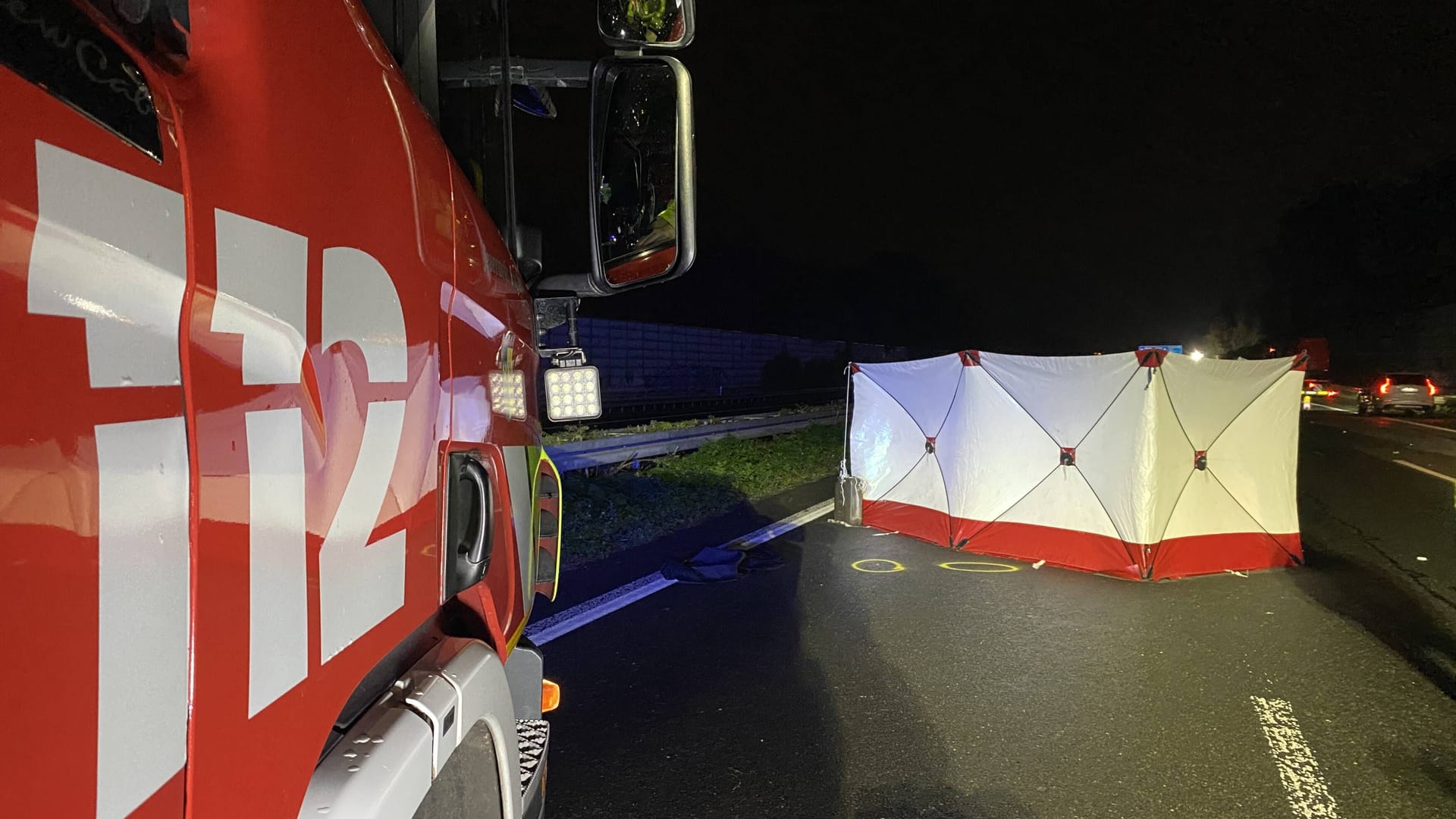 Unfallstelle in der Nacht auf der A2: Mit einem Schutzschirm wurde der Bereich von den Rettungskräften abgeschirmt.