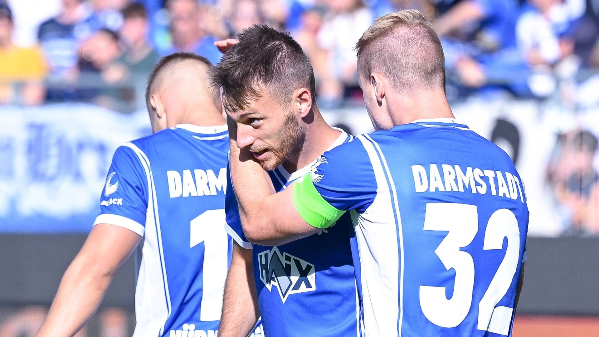 Fabian Holland (r.) gratuliert Matthias Bader zu seinem Treffer zum 1:0.