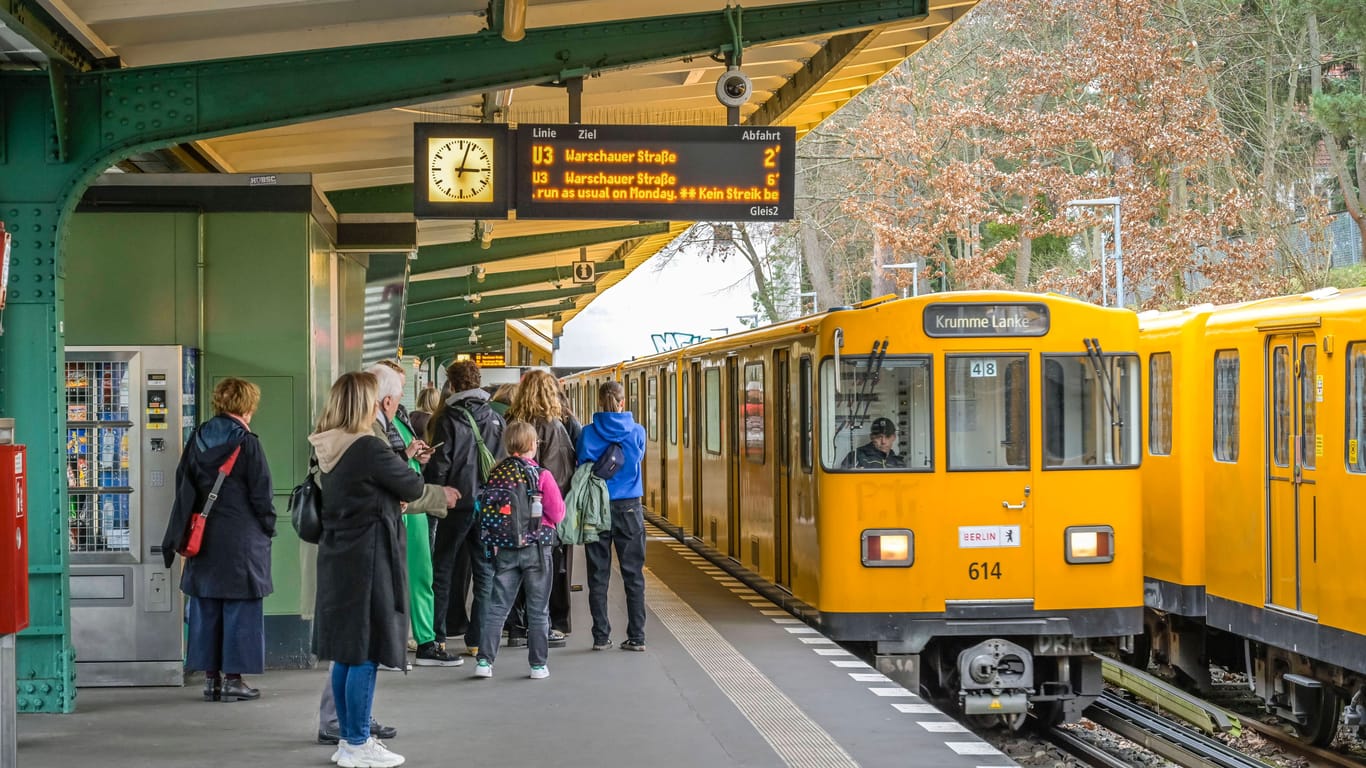 Zug der U3 am U-Bahnhof Krumme Lanke (Symbolbild):