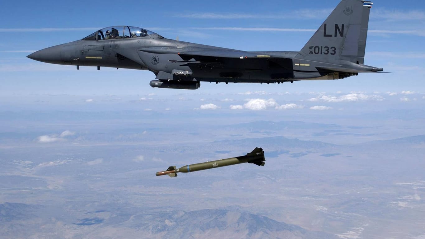 Ein Kampfjet vom Typ F-15 wirft eine bunkerbrechende GBU-28 ab: "Das sind ziemlich mächtige, aber auch furchteinflößende Waffen". (Archivfoto)