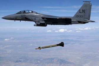 Ein Kampfjet vom Typ F-15 wirft eine bunkerbrechende GBU-28 ab: "Das sind ziemlich mächtige, aber auch furchteinflößende Waffen". (Archivfoto)