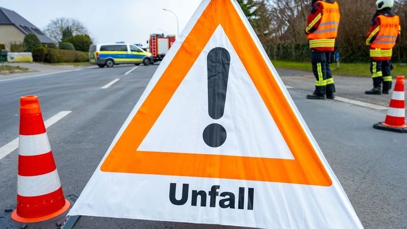 Ein Warndreieck steht in der Nähe einer Unfallstelle. Ein Warndreieck steht in der Nähe einer Unfallstelle.
