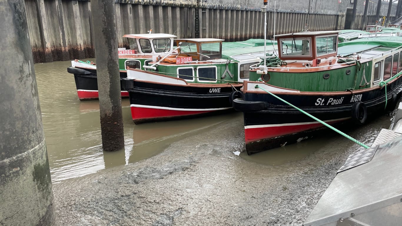 Am Donnerstag gab es in Hamburg eine Sturmebbe: Das extreme Niedrigwasser führte dazu, dass Schiffe teilweise nicht ablegen konnten.