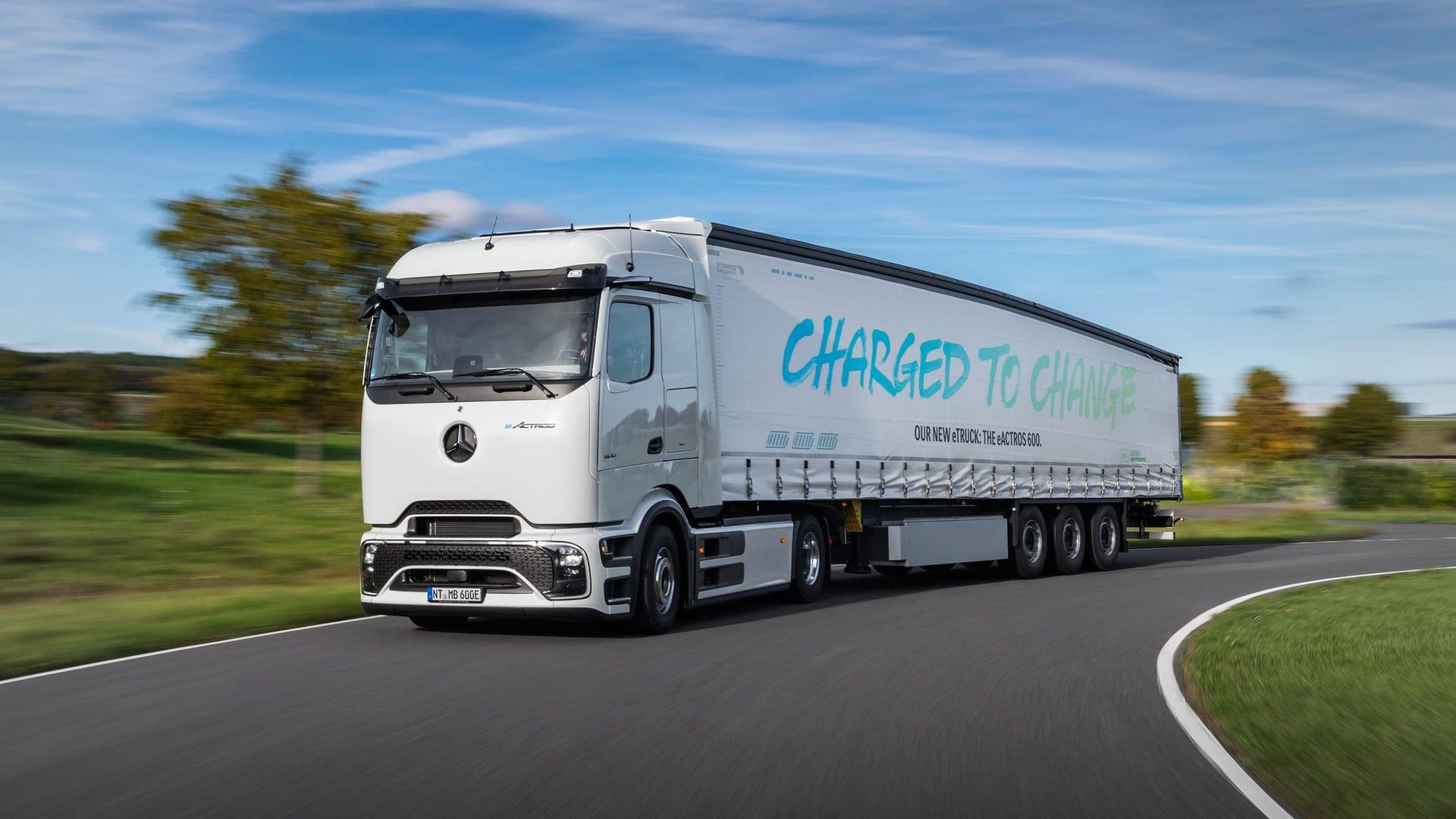 Voll elektrisch: Die neue Generation des E-Actros fährt mit einer Batterieladung rund 500 Kilometer weit.