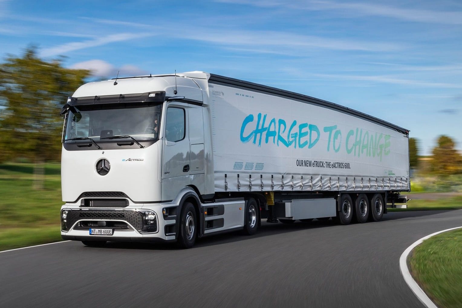 Voll elektrisch: Die neue Generation des E-Actros fährt mit einer Batterieladung rund 500 Kilometer weit.