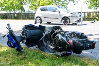 Ein verunfallter Motorroller liegt am Straßenrand (Symbolbild): In Recklinghausen wurde die Polizei zu einem vermeintlichen Unfall gerufen.