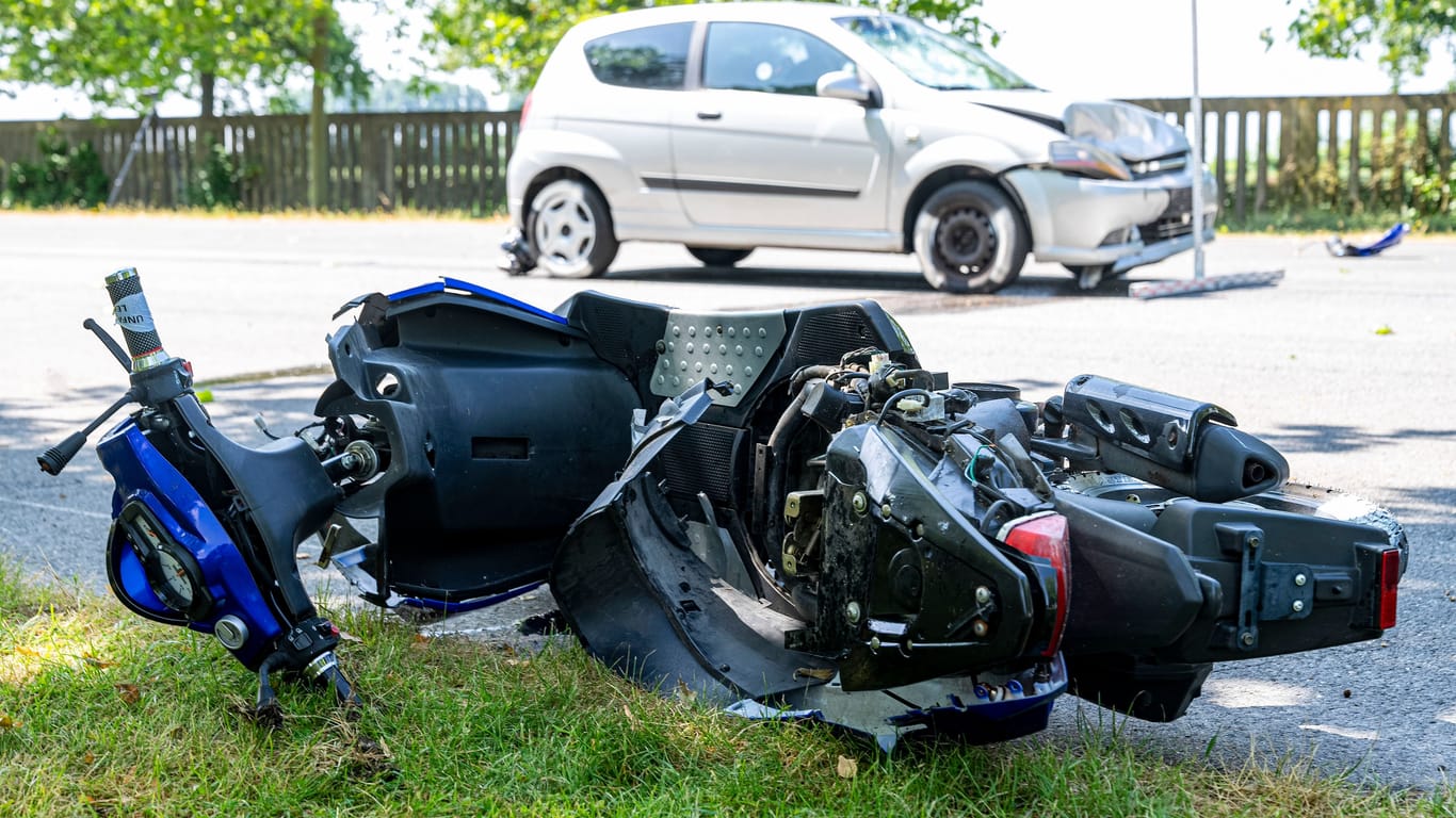 Ein verunfallter Motorroller liegt am Straßenrand (Symbolbild): In Recklinghausen wurde die Polizei zu einem vermeintlichen Unfall gerufen.