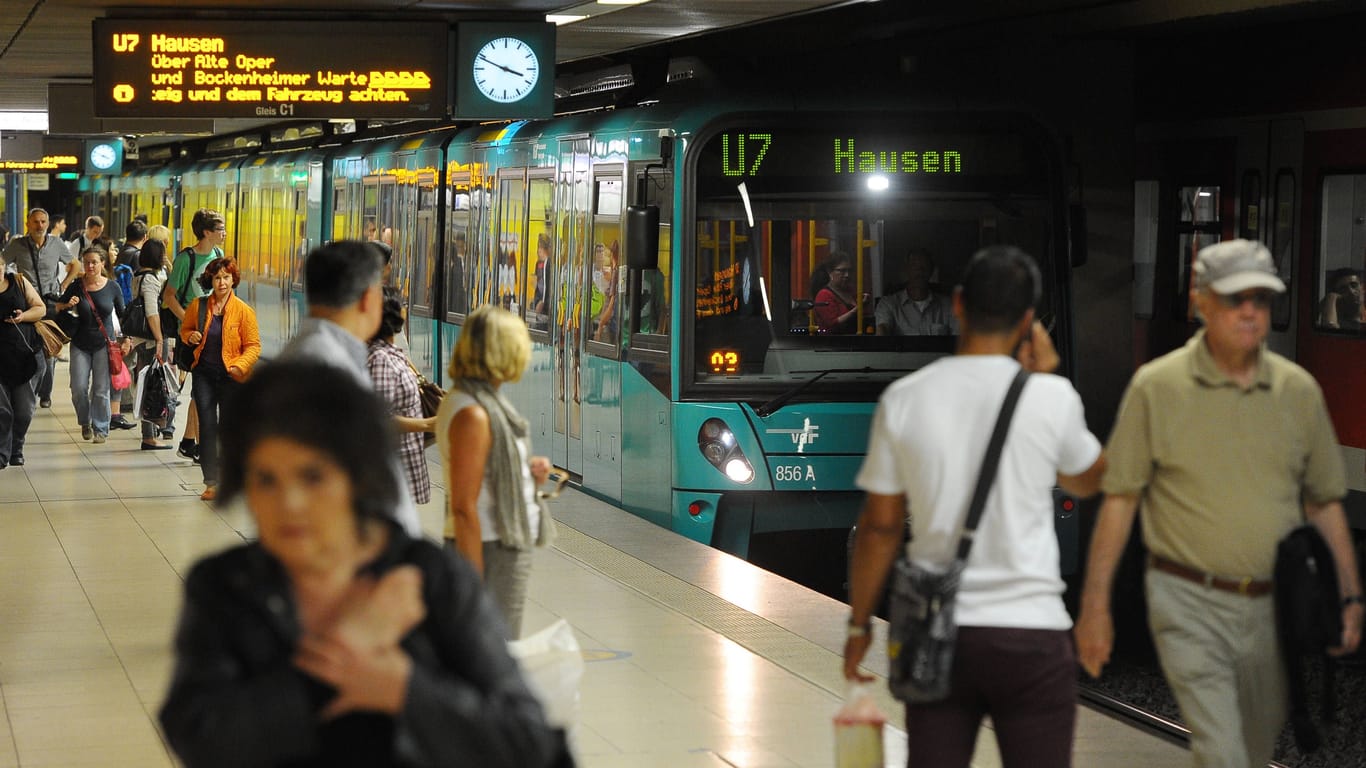 Rhein-Main-Verkehrsverbund GmbH will mehr Kontrolleure einstellen um gegen Schwarzfahrer vorzugehen. 07.07.2014 Frankfurt Rhein-Main-Verkehrsverbund GmbH will mehr Kontrolleure einstellen um gegen Schwarzfahrer vorzugehen. Im Bild: U-Bahn Station Hauptwache . Frankfurt Frankfurt Hessen Germany *** Rhein Main Verkehrsverbund GmbH wants to hire more inspectors to crack down on fare dodgers 07 07 2014 Frankfurt Rhein Main Verkehrsverbund GmbH wants to hire more inspectors to crack down on fare dodgers Pictured U Bahn station Hauptwache Frankfurt Frankfurt Hessen Germany3