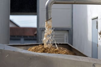 Getreide-Rückstände fließen aus dem Rohr einer Brauerei (Symbolfoto): In Freising wurde am Mittwoch die Frühschicht einer bekannten Brauerei lahmgelegt.
