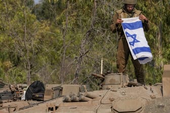 Israelische Soldaten in der Nähe der Grenze zu Gaza: Israel hat nach eigenen Angaben die volle Kontrolle über sein Staatsgebiet zurück.