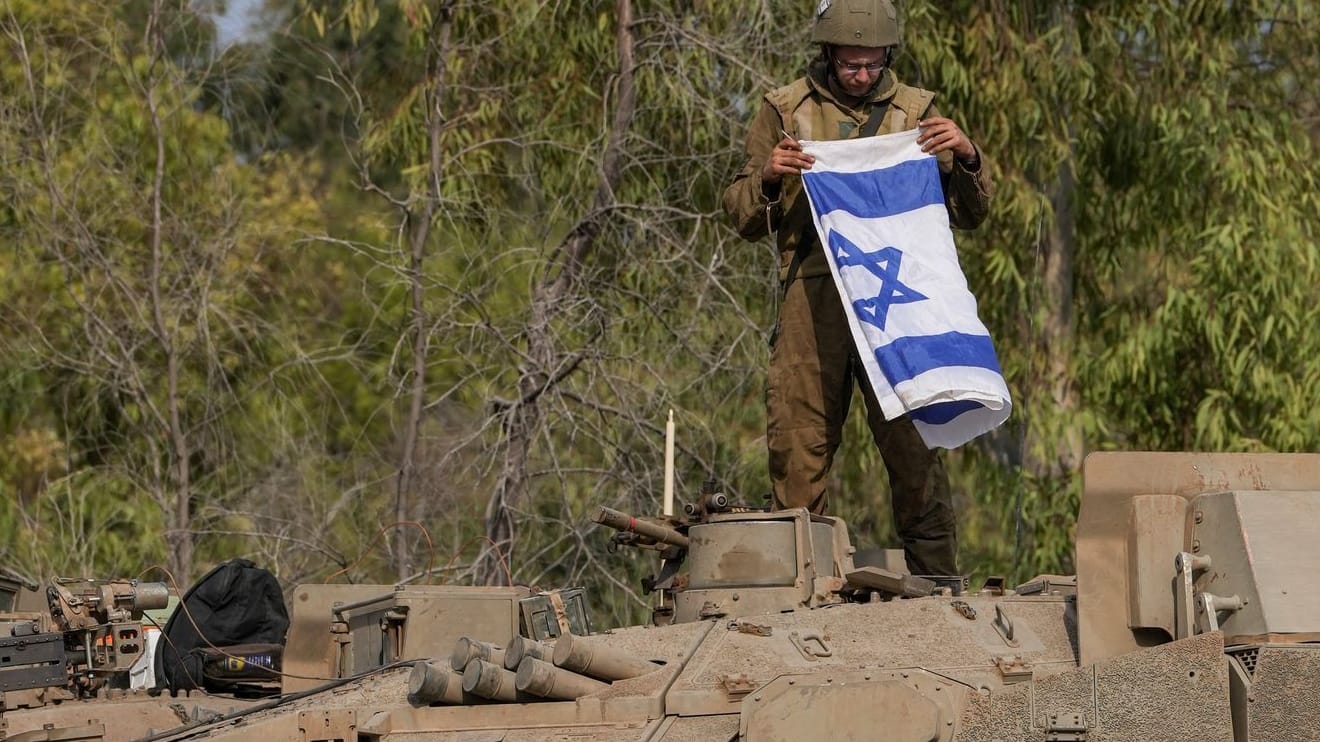 Israelische Soldaten in der Nähe der Grenze zu Gaza: Israel hat nach eigenen Angaben die volle Kontrolle über sein Staatsgebiet zurück.