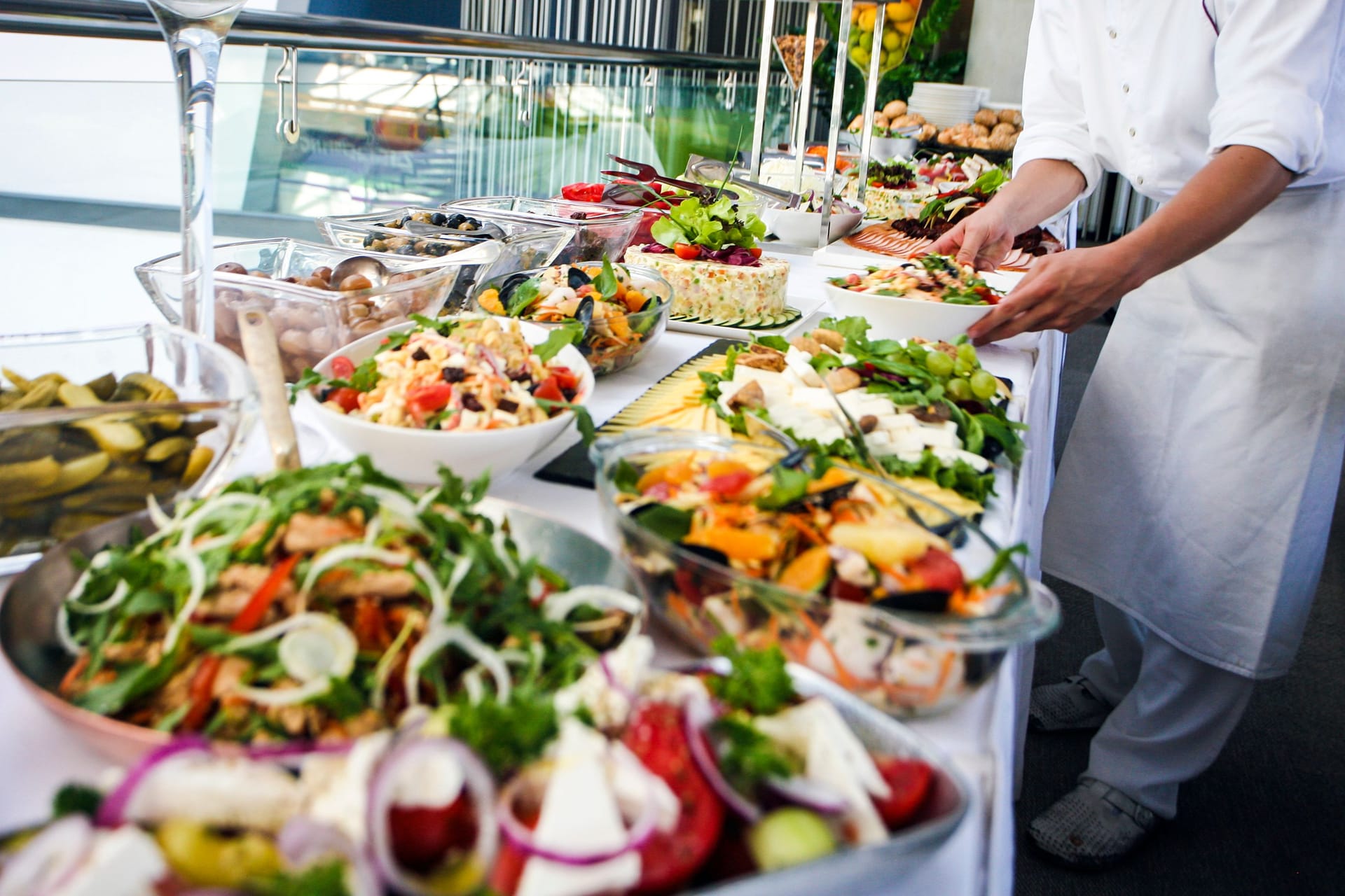 Ein Buffet-Tisch mit verschiedenen Speisen.