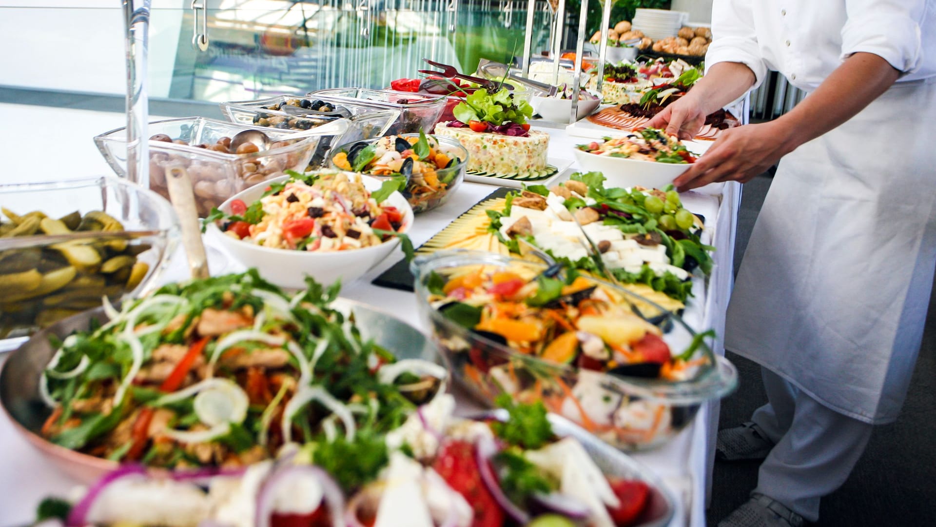 Ein Buffet-Tisch mit verschiedenen Speisen.