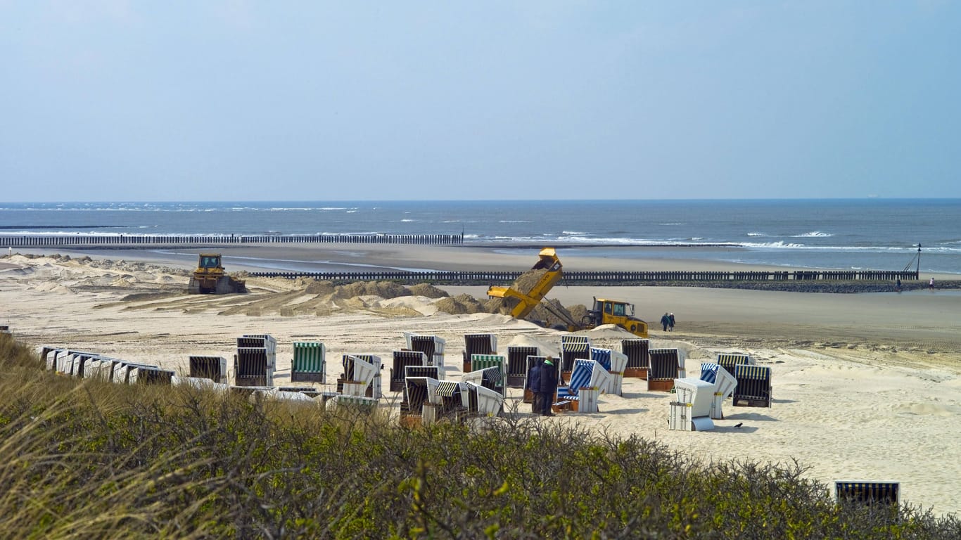 Sandaufspülung auf der Insel Wangerooge (Archivbild).