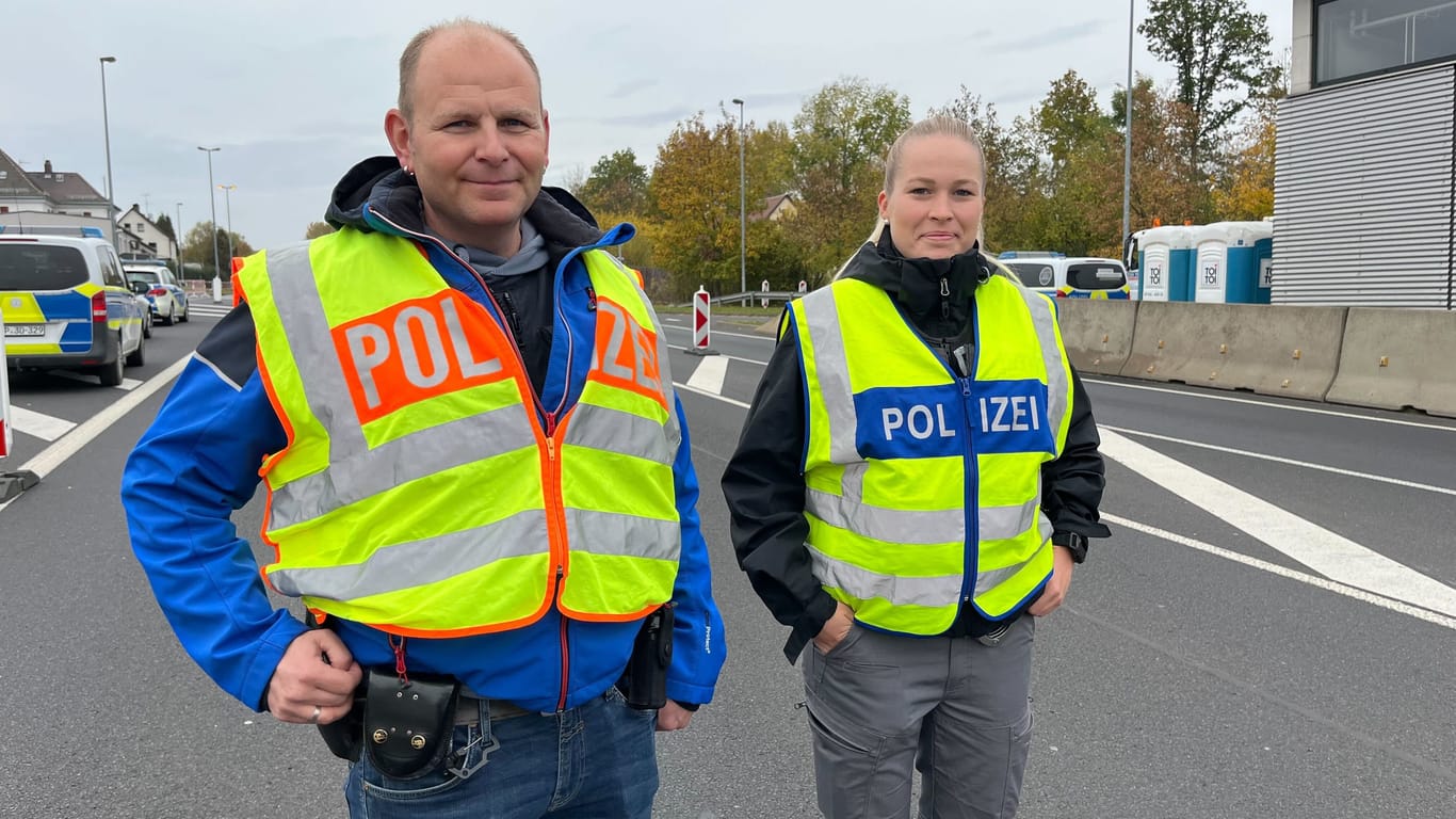 Laura Eller und Thommy Hirschböck: Die beiden Polizisten sind als Schleierfahnder im Grenzgebiet zu Tschechien unterwegs.