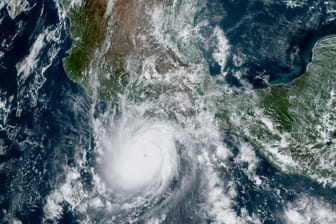 Dieses Satellitenbild zeigt den Hurrikan Otis, der sich der mexikanischen Pazifikküste nahe Acapulco nähert.