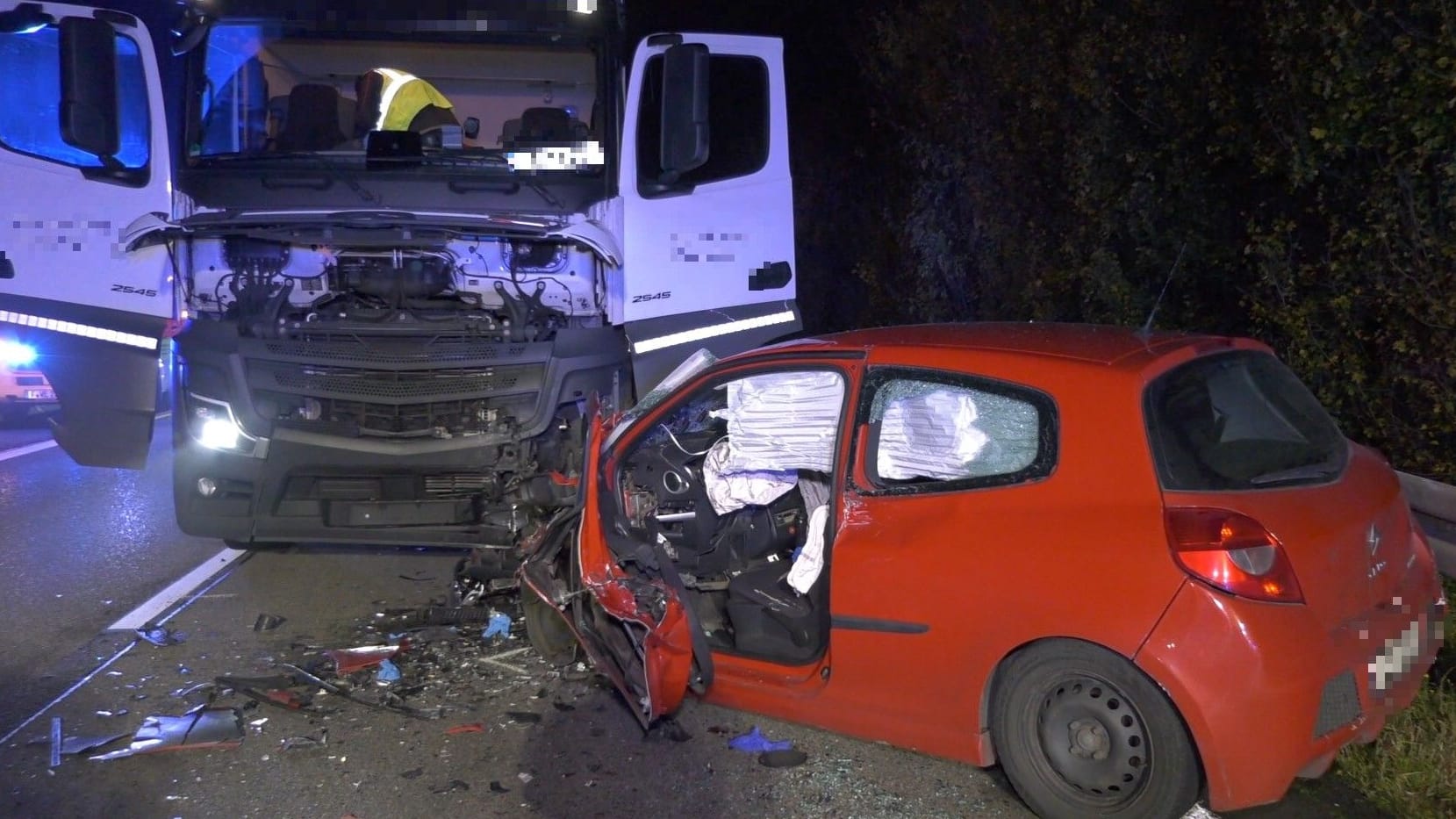 Frontalcrash in Hessen am Donnerstagabend: Wie der Mann falsch auf die Autobahn fuhr, ist ungewiss.