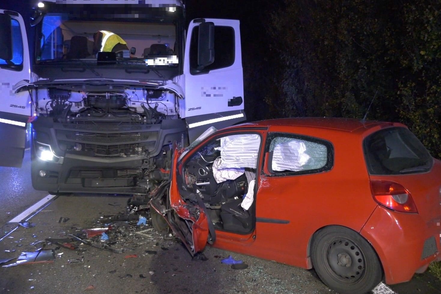 Frontalcrash in Hessen am Donnerstagabend: Wie der Mann falsch auf die Autobahn fuhr, ist ungewiss.