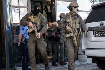 Angehörige einer kosovarischen Spezialeinheit eskortieren einen Mann aus dem Gerichtssaal. Zwei Tage nach schweren Kämpfen zwischen serbischen Paramilitärs und kosovarischen Polizisten hat die Staatsanwaltschaft in Pristina Untersuchungshaft für drei serbische Staatsbürger beantragt.