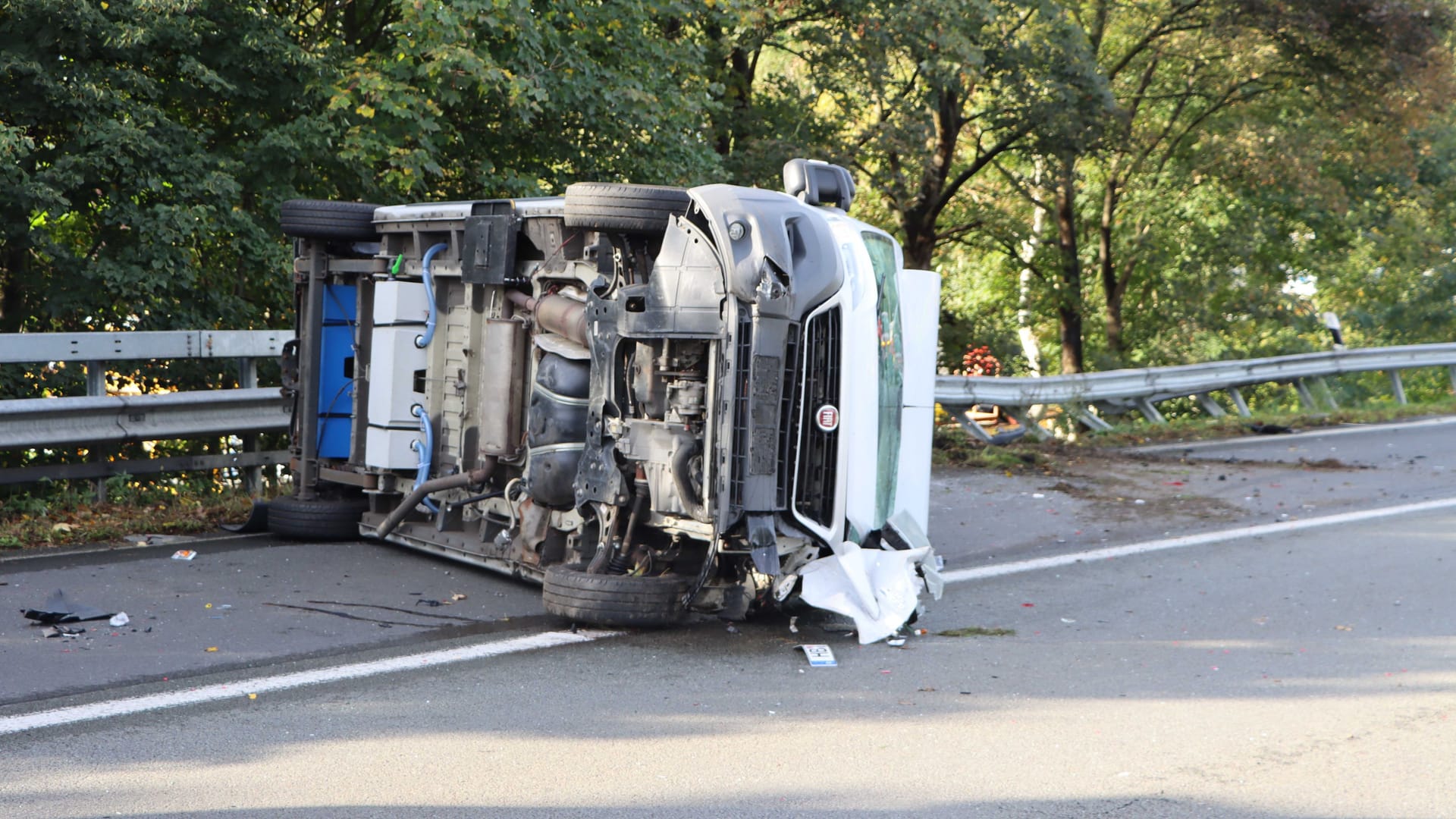 Auf der Autobahn A39, Höhe Lüneburg, kippt ein Wohnmobil um.