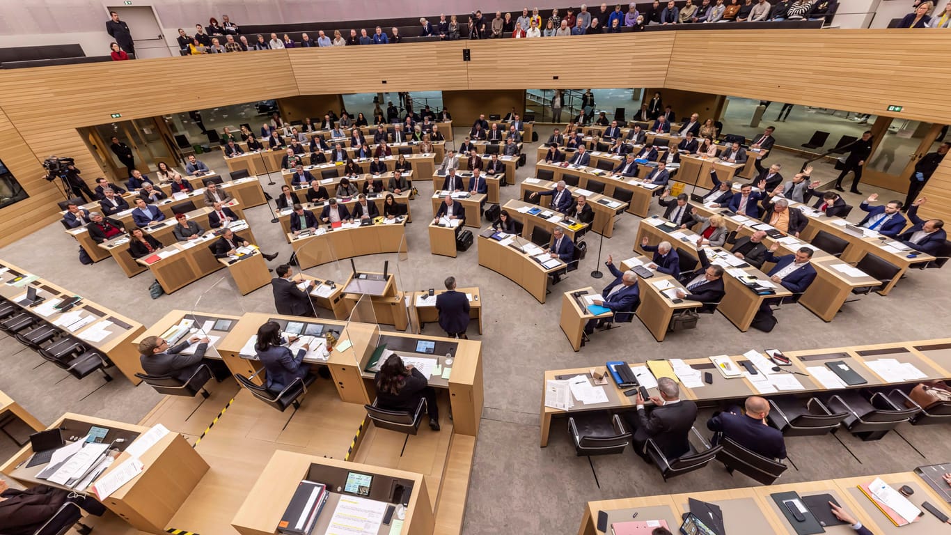 Der Landtag von Baden-Württemberg – wer nicht zur Sitzung erscheint, bekommt nun wieder Geld abgezogen.