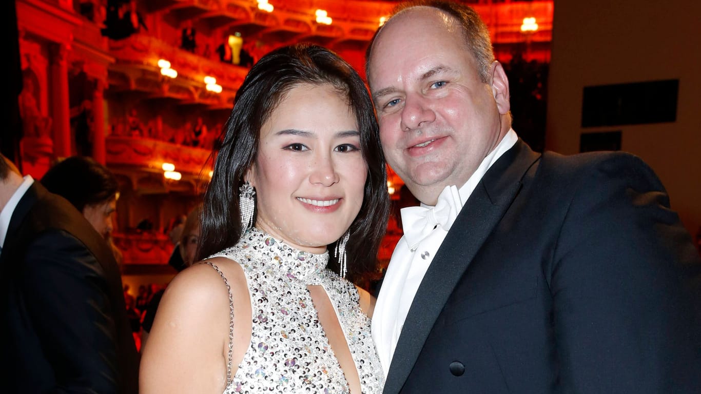 Dirk Hilbert mit seiner damaligen Partnerin Su Yeon Hilbert am 7. Februar 2020 in der Semper Oper in Dresden.