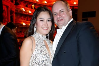 Dirk Hilbert mit seiner damaligen Partnerin Su Yeon Hilbert am 7. Februar 2020 in der Semper Oper in Dresden.