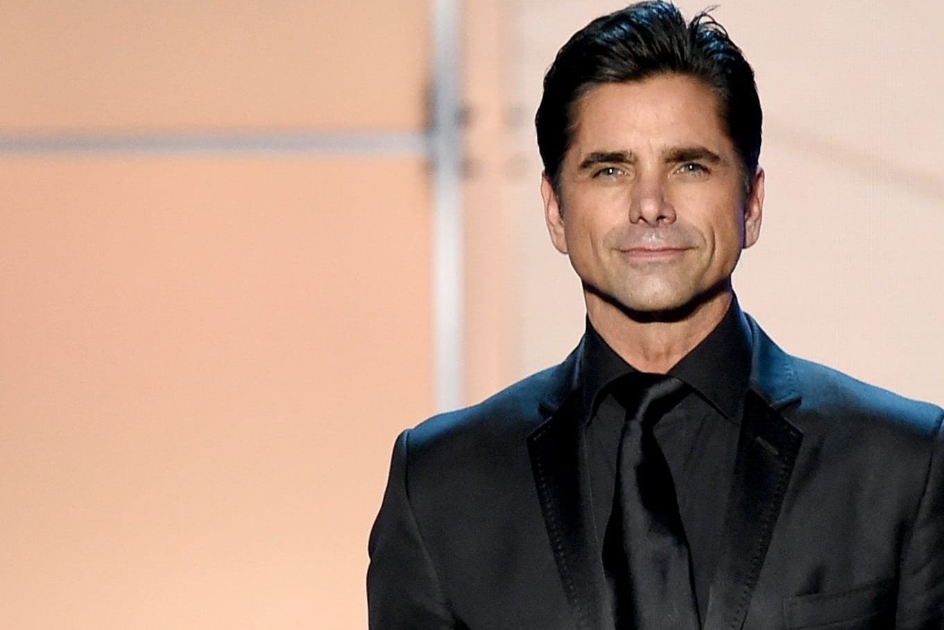 John Stamos: Der Schauspieler spricht offen über seine Vergangenheit.