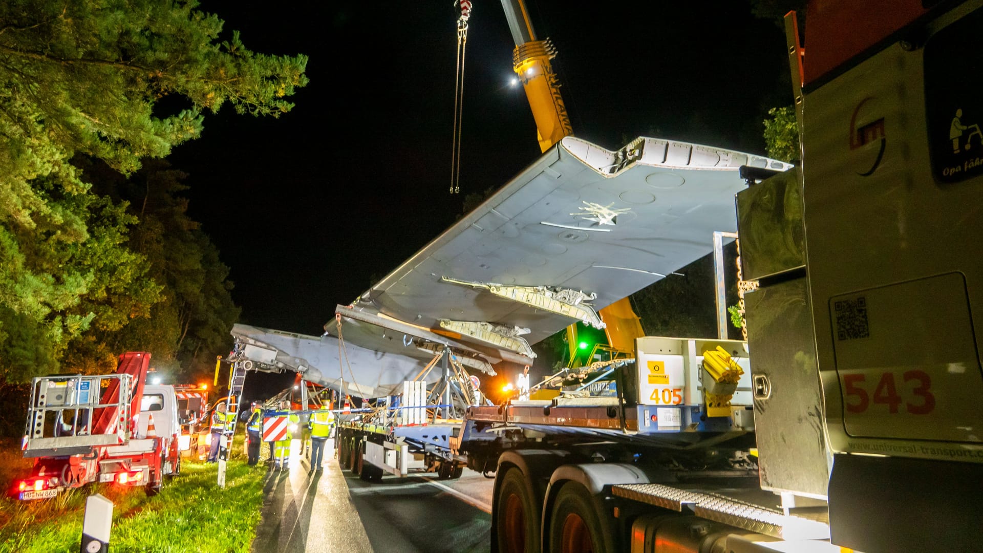 Zwei Tragflächen werden zum Serengeti Park Hodenhagen gebracht: Damit ist der erste Teil der Reise des A310 vollbracht.