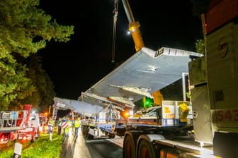 Zwei Tragflächen werden zum Serengeti Park Hodenhagen gebracht: Damit ist der erste Teil der Reise des A310 vollbracht.