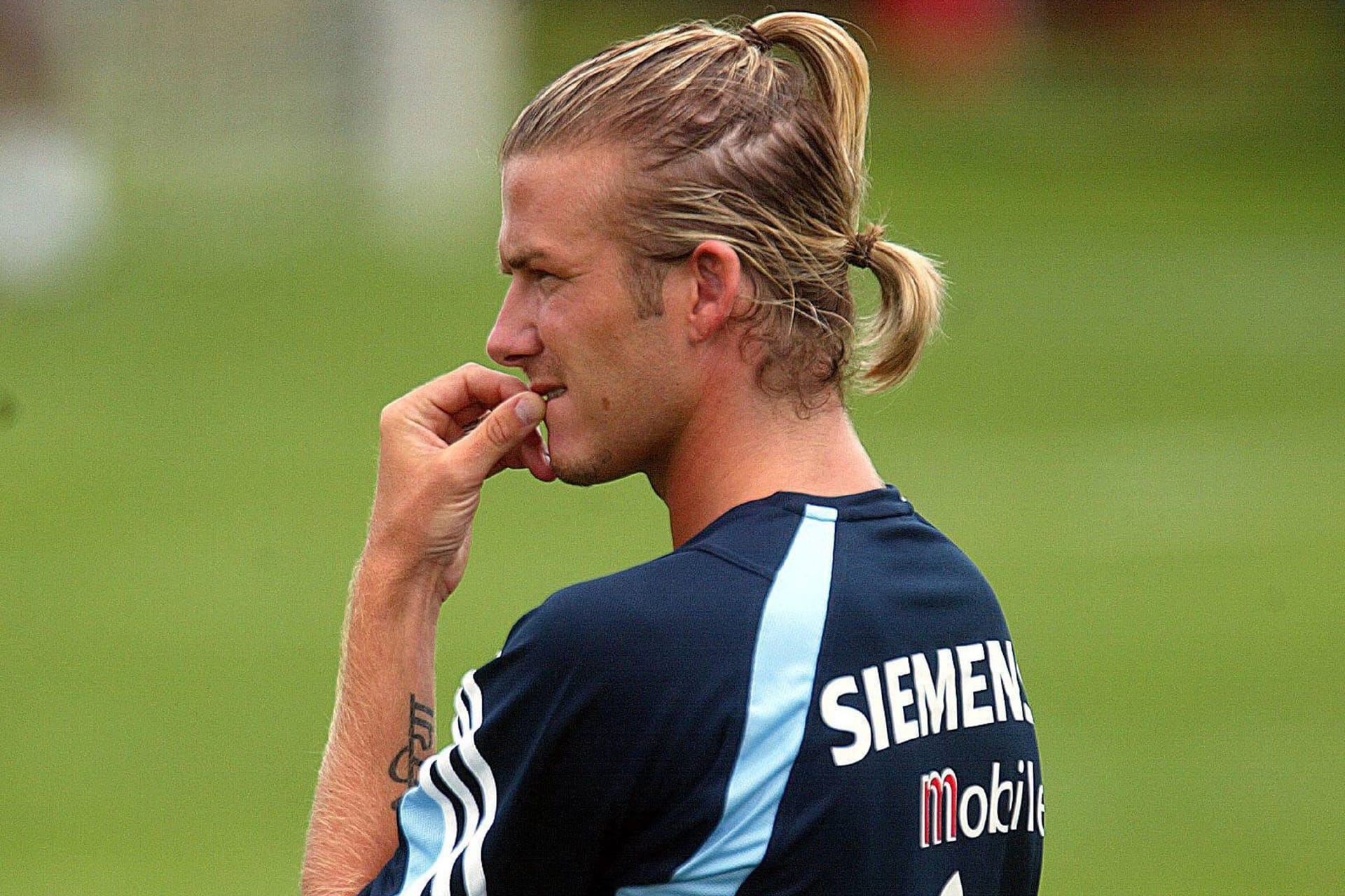 Neuer Job: Beim Training für Real Madrid präsentierte David Beckham seinen gefärbten Vokuhila in blond.