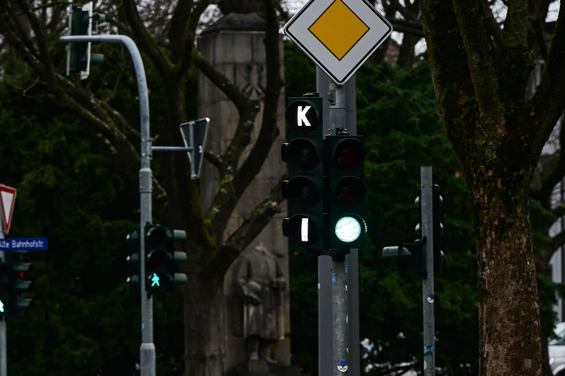 Ein leuchtender Buchstabe an einer Ampelanlage: Er ist für eine Gruppe von Verkehrsteilnehmern wichtig.