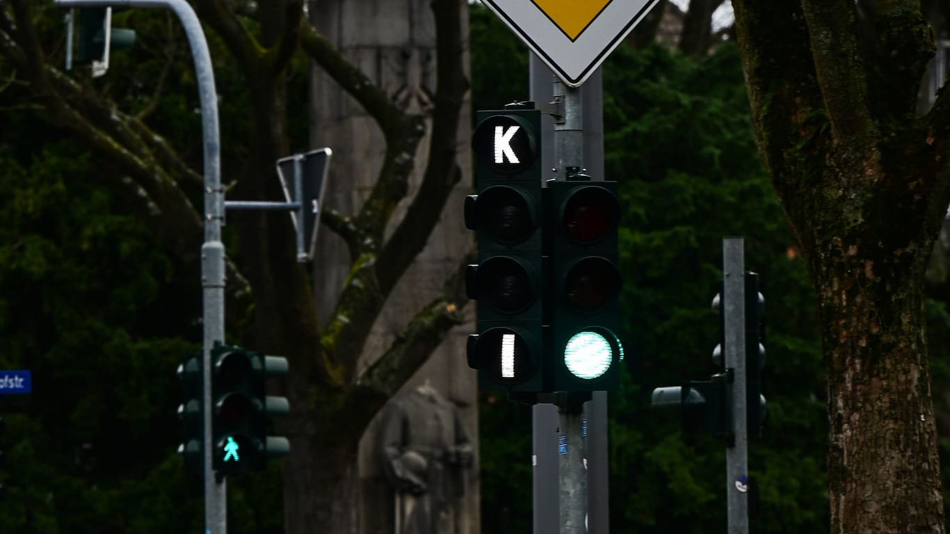 Ein leuchtender Buchstabe an einer Ampelanlage: Er ist für eine Gruppe von Verkehrsteilnehmern wichtig.