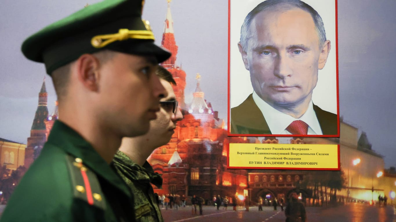 Putin sucht Soldaten: Ein Armeebewerber in einem Rekrutierungszentrum im russischen Nowosibirsk.