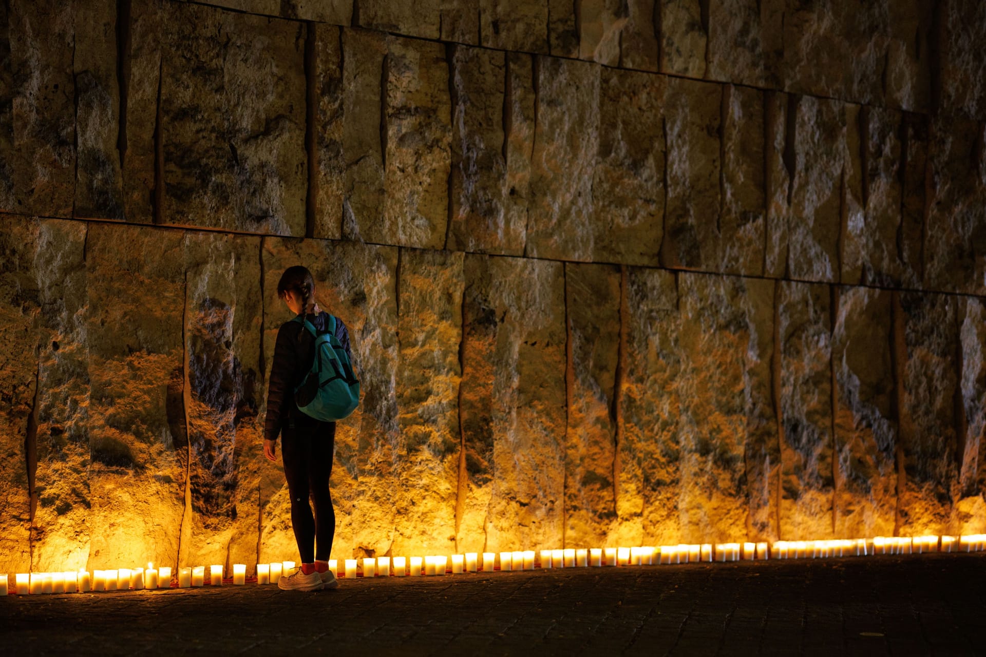 Eine junge Frau gedenkt der Opfer der Terrorangriffe in Israel: Die Welt scheint aus den Fugen geraten.