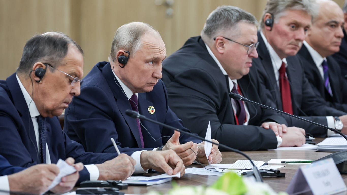 Diktator Putin (2.v.l.) und seine wichtigsten Leute: allesamt Männer.