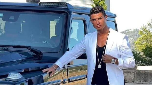 Cristiano Ronaldo mit einem Luxusauto: Er ist der bestbezahlte Fußballer der Welt.