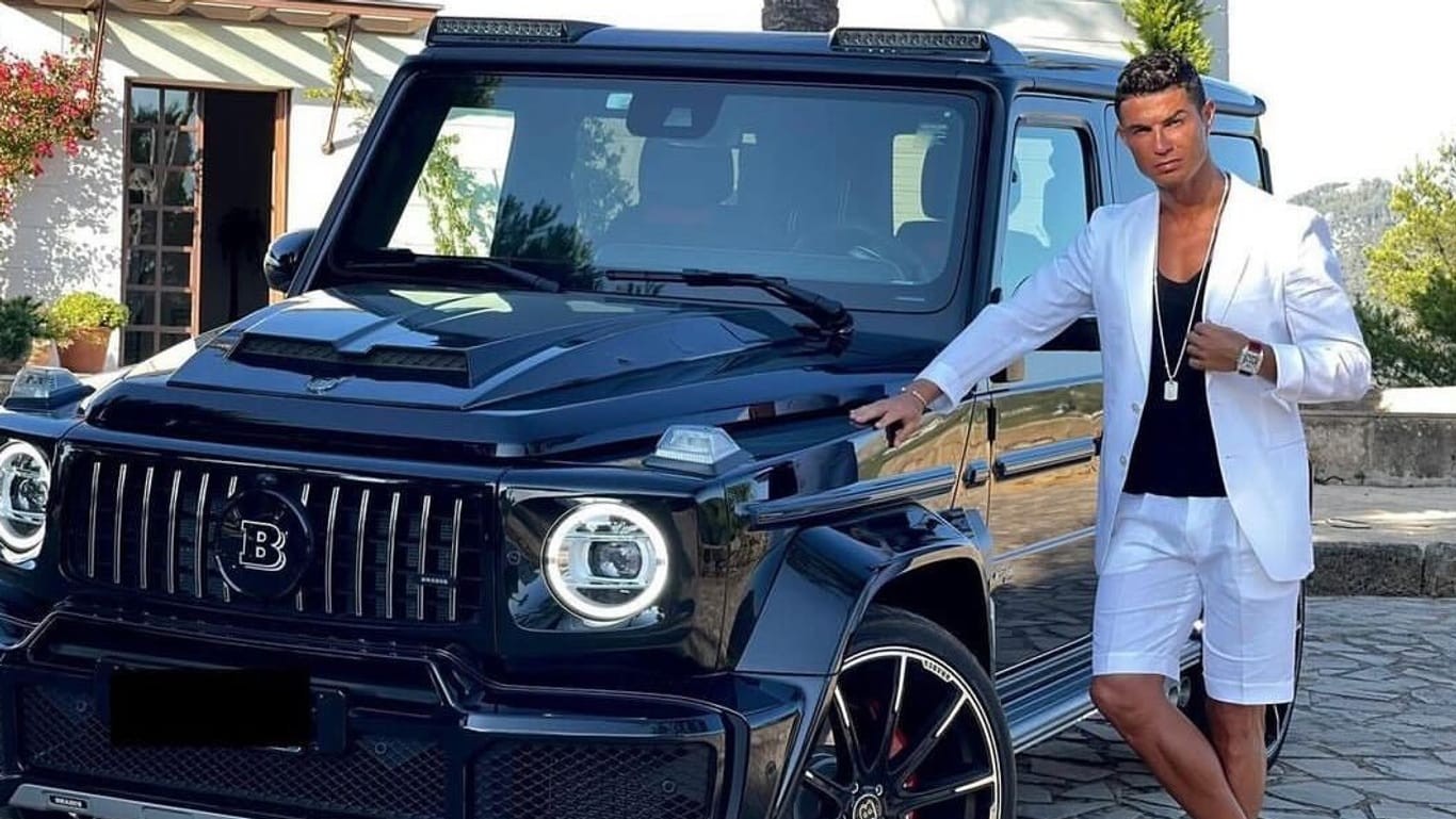 Cristiano Ronaldo mit einem Luxusauto: Er ist der bestbezahlte Fußballer der Welt.