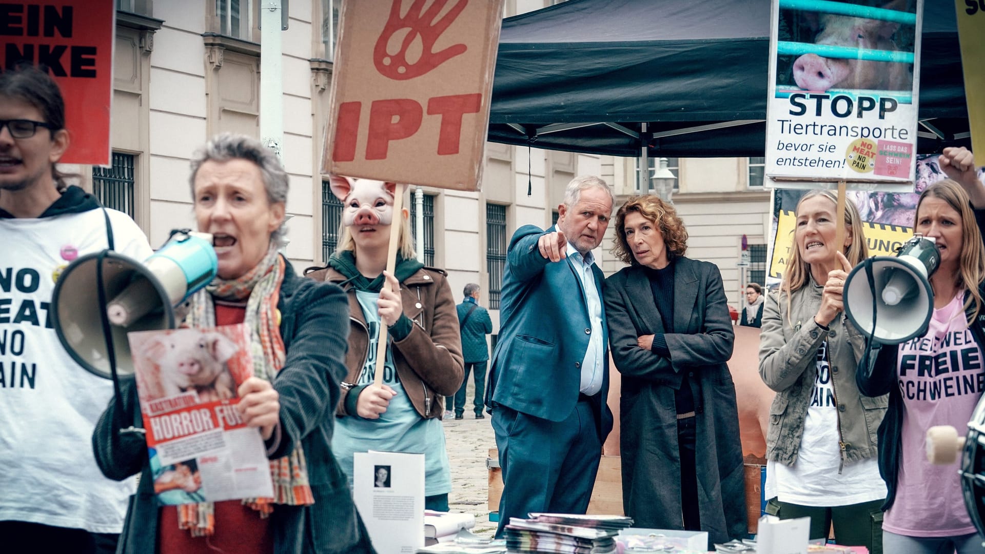 Eisner (Harald Krassnitzer) und Fellner (Adele Neuhauser) schauen sich bei einer Tierschutzorganisation um.