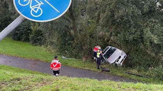 Einsatzkräfte am Autowrack am Flussufer: Einsatzkräfte am Autowrack am Flussufer: