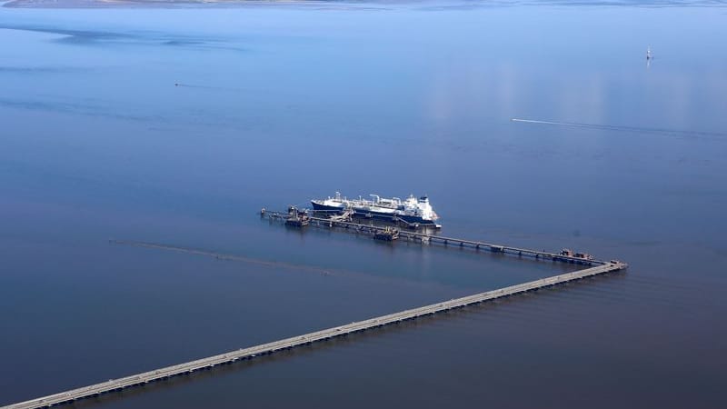 Luftaufnahme des LNG-Speicher- und Verdampfungs-Schiffes "Höegh Esperanza" am LNG-Terminal Wilhelmshaven.