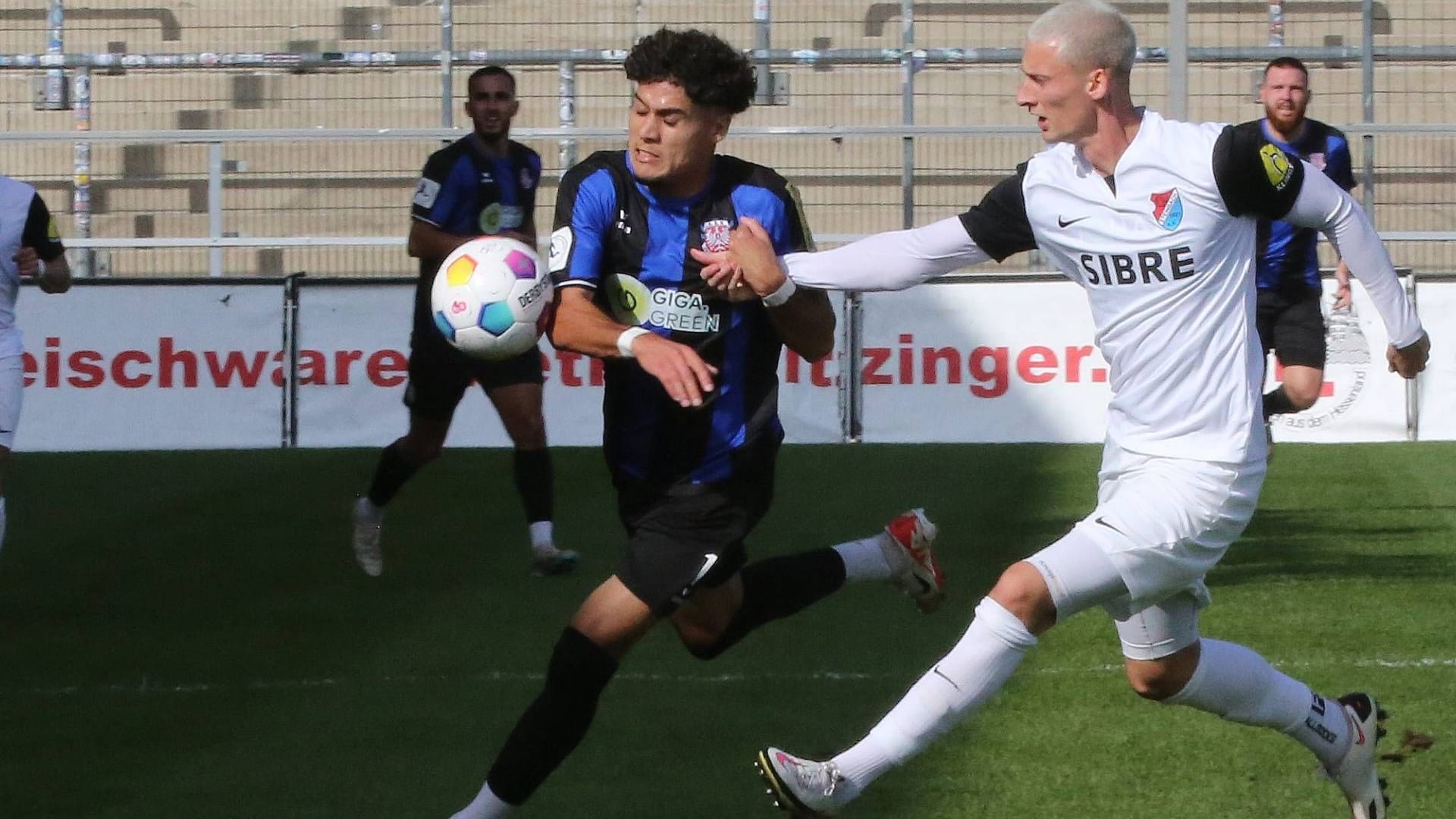 Spiel im Visier: Partie des FSV Frankfurt gegen den TSV Steinbach Haiger im Oktober 2023. Spiel im Visier: Partie des FSV Frankfurt gegen den TSV Steinbach Haiger im Oktober 2023.