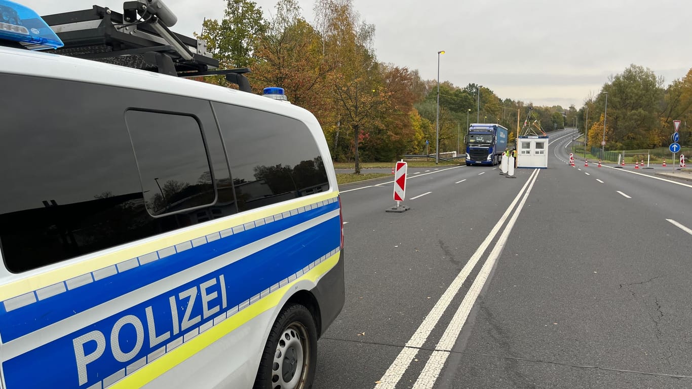 Die B303 direkt am Grenzübergang: Hier zwischen Schirnding und Eger schaut Bundespolizei rund um die Uhr in jedes Fahrzeug.