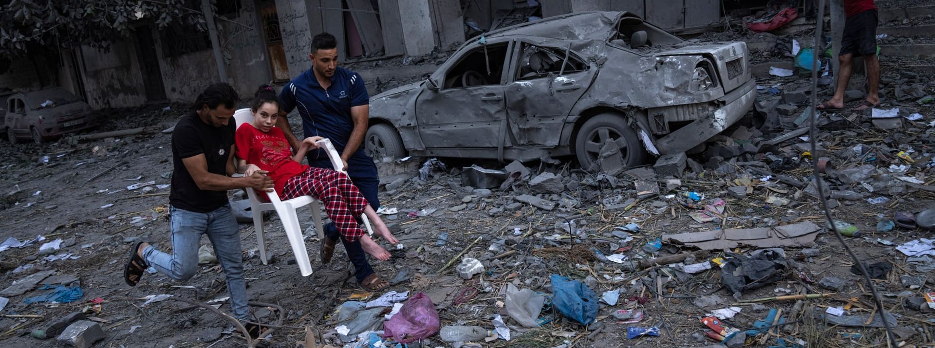 Palästinenser laufen mit einem Mädchen durch Gaza Stadt: Das israelische Militär hatte Bewohner des Gazastreifens aufgefordert, sich vor Luftangriffen in Sicherheit zu bringen - die zunächst empfohlene Grenze ist allerdings geschlossen.
