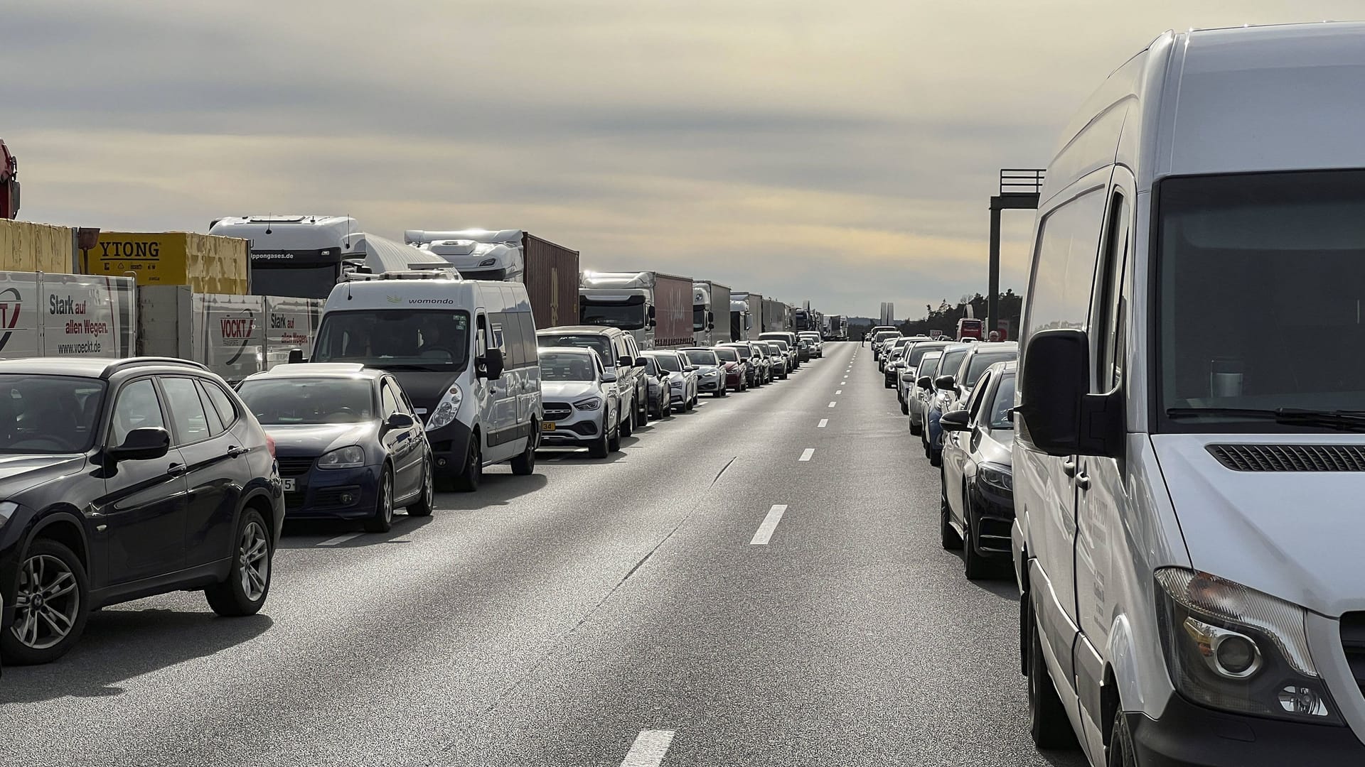 Fahrzeuge stehen wegen einer Vollsperrung auf der Autobahn im Stau (Symbolbild): Fahrzeuge stehen wegen einer Vollsperrung auf der Autobahn im Stau (Symbolbild):