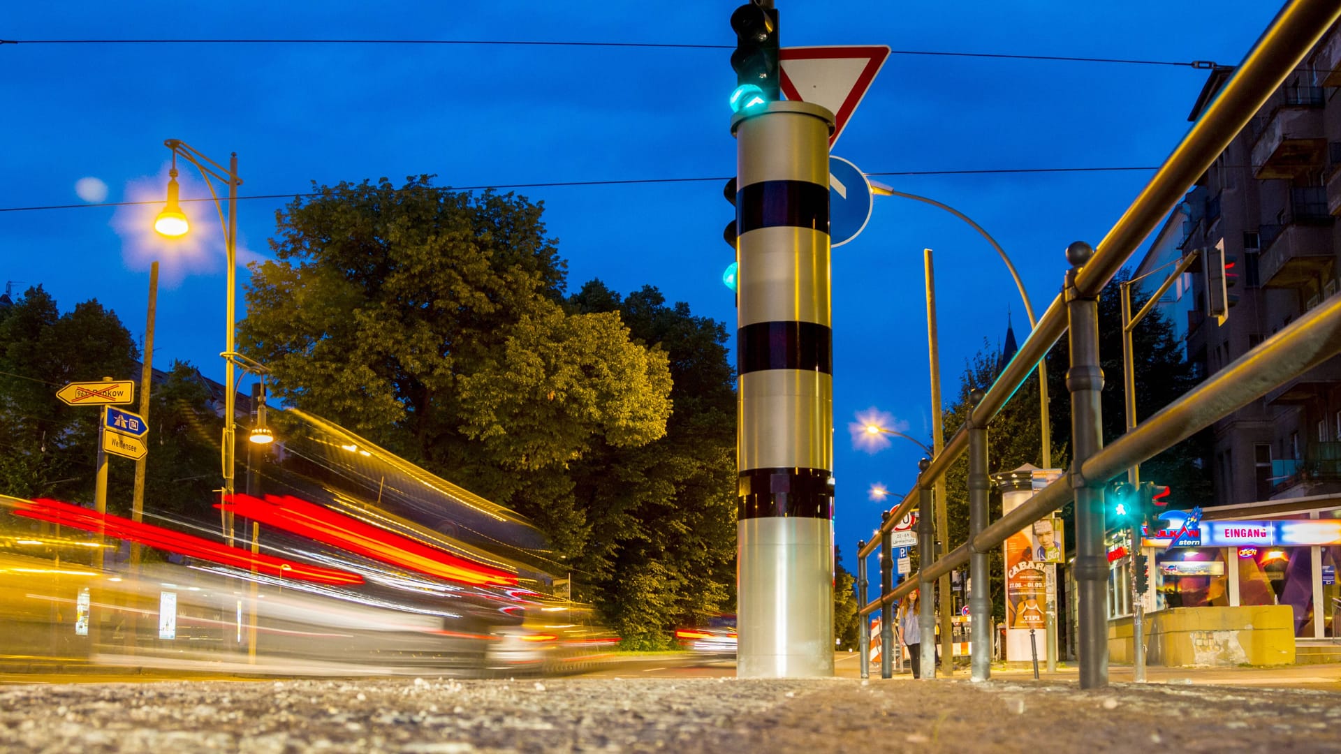 Eine Blitzersäule steht an einer Straße (Symbolfoto): Zwei Männer haben in Wilmersdorf ein Geschwindigkeitsmessgerät gesprengt.