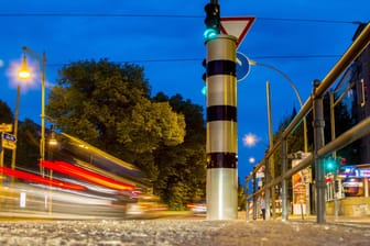 Eine Blitzersäule steht an einer Straße (Symbolfoto): Zwei Männer haben in Wilmersdorf ein Geschwindigkeitsmessgerät gesprengt.